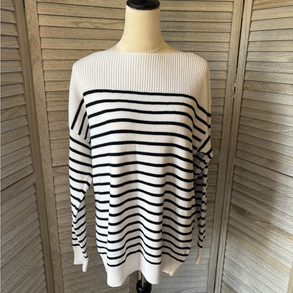 GAP Women’s Scoop neck stripped black & white Sweater Size Large